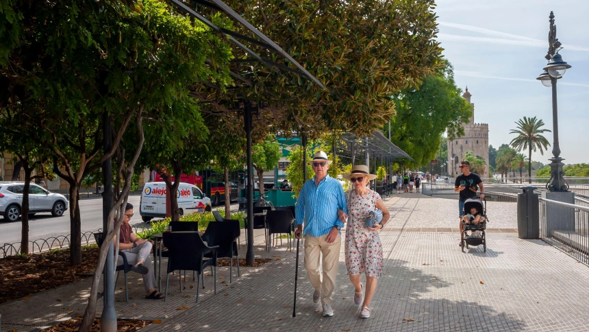 Una pareja de ancianos pasea por Sevilla