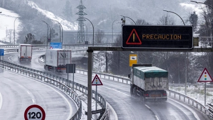 Camiones en la autopista del Huerna (AP-66)