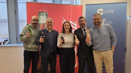 Parte del equipo de COPE Asturias y Ramón Méndez, de Coca-Cola, brindan por San Francisco de Sales, patrón de los periodistas
