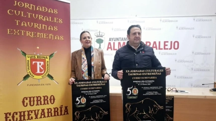 La concejala Josefina Barragán y el presidente de la Peña Luis Reina, Manuel Sánchez