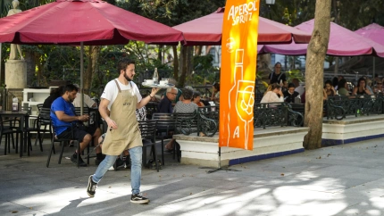 Un camarero en un bar de Cádiz