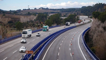 22/01/2026 Vehículos circulan por la AP-7 que ha sufrido cortes tras el accidente de tren entre las estaciones de Sant Sadurní d'Anoia y Gelida, a 22 de enero de 2026, en Barcelona, Catalunya (España). El pasado 22 de enero el convoy de la línea R4 se topó contra un muro de contención que había caído sobre la vía a causa del temporal, falleciendo uno de los maquinistas en prácticas que ocupaban la cabina en el momento, y dejando cinco heridos más.POLITICA Kike Rincón - Europa Press