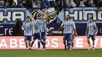 Los jugadores del Málaga celebran uno de sus tres goles en el Málaga - Burgos