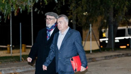 El exsecretario de organización del PSOE, Santos Cerdán, junto a su abogado Jacobo Teijelo
