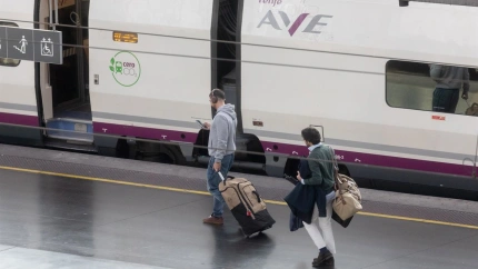 05/12/2024 Varios viajeros cogen un tren en la Estación Puerta de Atocha-Almudena Grandes, a 5 de diciembre de 2024, en Madrid (España). Renfe ha aumentado sus servicios de Alta Velocidad y Larga Distancia con más de 14.850 plazas de refuerzo, con trenes en doble composición llegando a ofrecer cerca de 425.500 plazas entre el 5 y el 8 de diciembre por el Puente de la Constitución. Los destinos más demandados para viajar son Andalucía, el norte del país, así como la Comunitat Valenciana y Murcia y los viajeros eligen los nuevos servicios AVE y Avlo de la serie 106, ya que conectan diversas provincias de Castilla y León y de Castilla-La Mancha con la Comunitat Valenciana y Murcia, y enlazan Asturias y Galicia con Madrid.ECONOMIA Eduardo Parra - Europa Press
