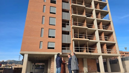 Edificio inacabado por la crisis inmobiliaria, cuya construcción se reanuda 16 años después junto al campus