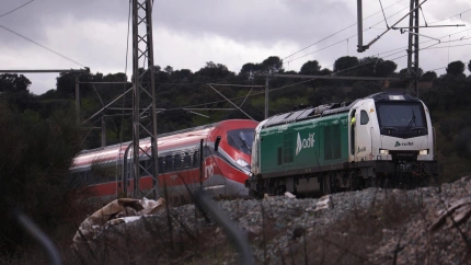 Trabajos de retirada de las vías de los vagones del Iryo, uno de los trenes accidentados en Adamuz, Córdoba