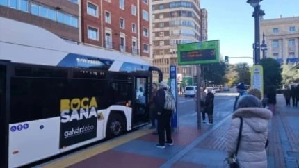 Imagen de un autobús de AUVASA en la parada de Plaza de España (Valladolid)