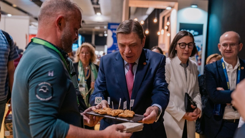 El chef Sergio Rama ofrece un corte de Ternera Asturiana al ministro Planas en Madrid Fusión