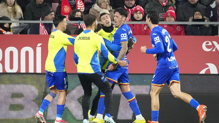 Luis Vázquez celebra su gol con sus compañeros en el Girona - Getafe
