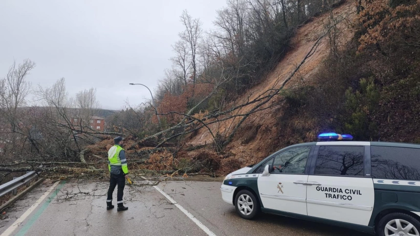 Un desprendimiento de tierra corta una carretera en Guardo y deja un camión semienterrado