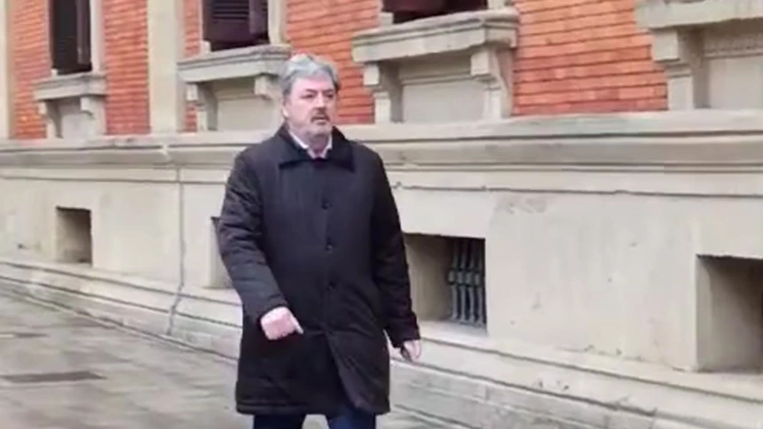 Llegada de Antxon Alonso a declarar al Parlamento de Navarra