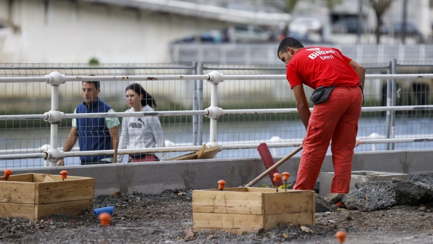 Un operario trabajando en una zanja