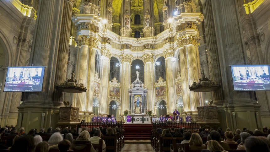 El obispo de Málaga oficia una misa funeral en la Catedral de Málaga por las víctimas, heridos y familiares del reciente accidente ferroviario en Adamuz