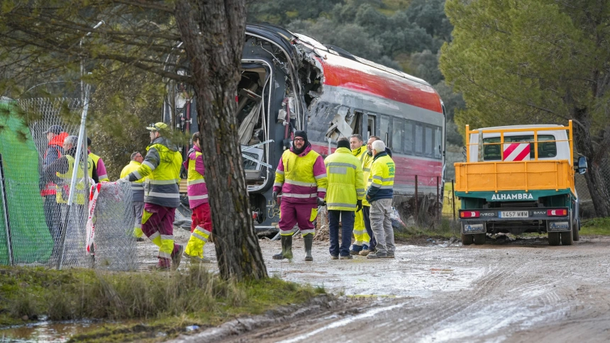 Trabajadores realizan tareas de retirada de los vagores en el punto de las vías donde tuvo lugar el accidente de trenes de Adamuz, a 24 de enero de 2026 en Adamuz (Córdoba, Andalucía). Los trabajos en la zona del accidente ferroviario ocurrido el pasado
