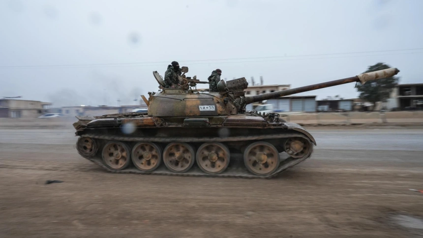 Entrada de las fuerzas del ejército sirio en la zona de Raqqa después de la retirada de las Fuerzas Democráticas Sirias (FDS) lideradas por los kurdos,