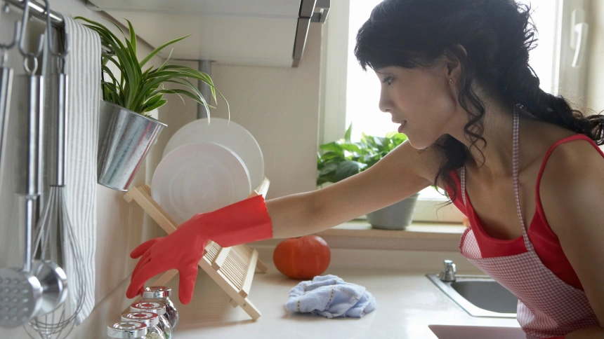Una mujer ordenando las especias