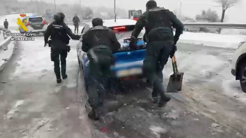 La Guardia Civil ayuda a los conductores atrapados en las carreteras por Kristin