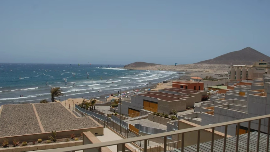 Vista de El Médano desde un apartamento turístico. | VRBO
