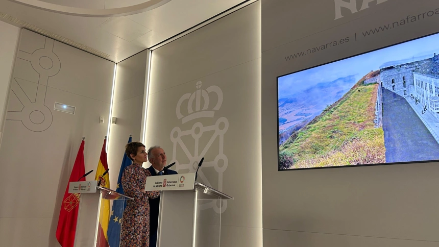 El Ministro Ángel Víctor Torres y la Presidenta de Navarra María Chivite en la rueda de prensa posterior a la firma del acuerdo.