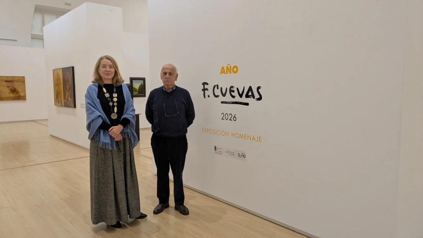 El pintor Faustino Cuevas junto a la directora general de Cultura, Eva Guillermina Fernández, en la exposición