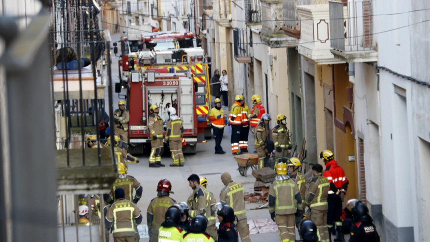 Bombers treballant en l’esfondrament d’una casa a Vilanova de Bellpuig