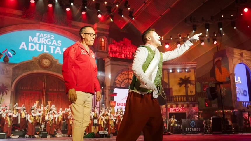 Masi Carvajal y Carlos Estévanez, durante la actuación de La Sonora.
