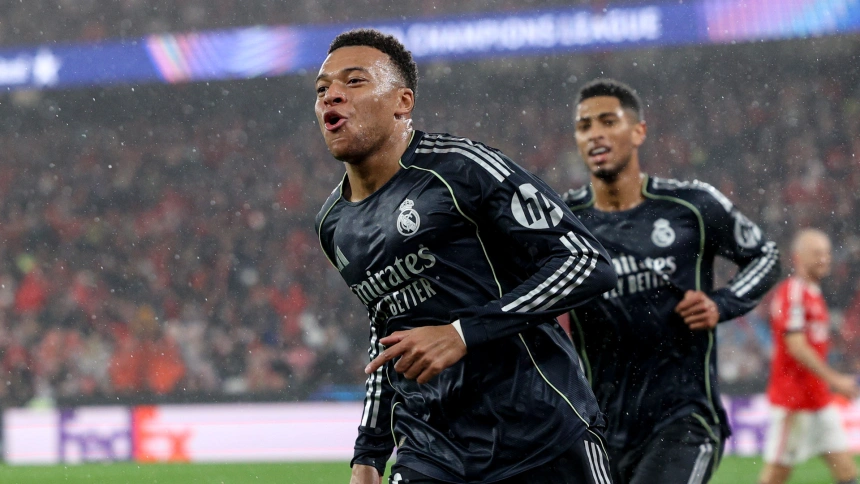Kylian Mbappé celebra el primer gol del Real Madrid en el estadio Da Luz, del Benfica