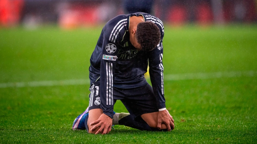 Kylian Mbappé, cabizbajo y de rodillas en el césped del estadio Da Luz, en la derrota del Real Madrid frente al Benfica