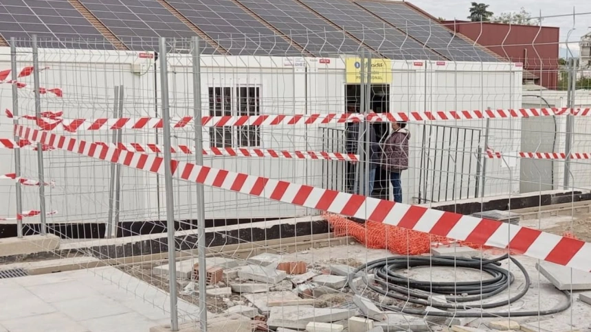 Esta caseta de obra cumple temporalmente la función de estación