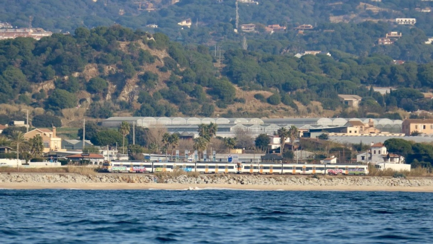 Imagen del tren de la R-1, a su paso por el litoral del Maresme