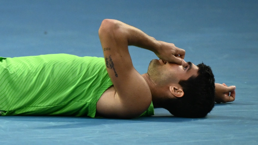 Carlos Alcaraz, tirado sobre la pista exhausto tras su épica victoria contra Zverev.