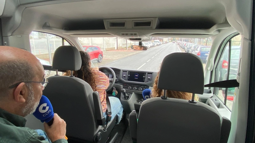 Ángel Expósito con María José Martínez, la coordinadora del centro de atención a mujeres en situación de prostitución, y Rocío Mora, la coordinadora general de APRAM, la asociación para la prevención, reinserción y atención a la mujer prostituida