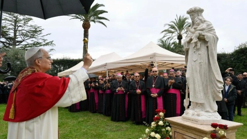 El Papa bendice la imagen de Santa Rosa de Lima
