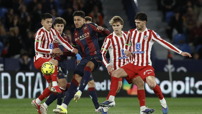 Jugadores del Atlético y Levante disputan un balón durante el partido