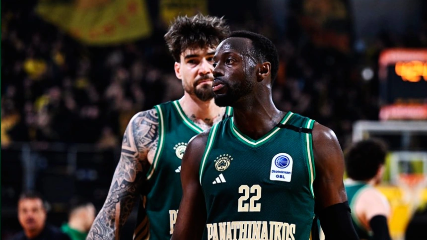 Dos jugadores del Panathiakos tras la derrota frente al Aris en la liga griega