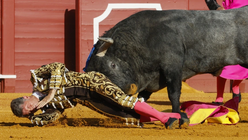 Momento de la cogida que sufrió Manuel Escribano el 13 de abril de 2024 en Sevilla