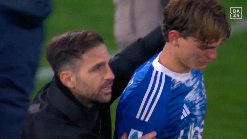 Nico Paz, desolado, recibe el apoyo de Cesc tras fallar el penalti