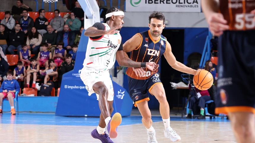 Bracey trata de defender a un rival