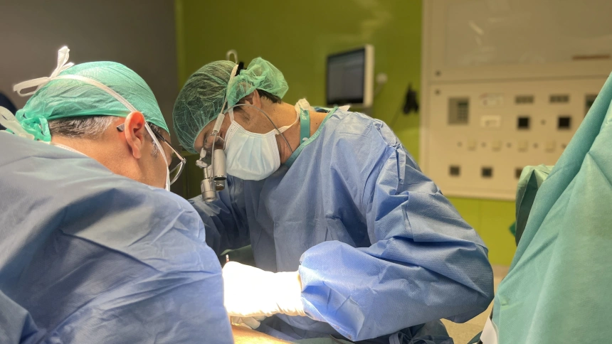 Dr Liñan durante cirugia enfermedad de Sudeck