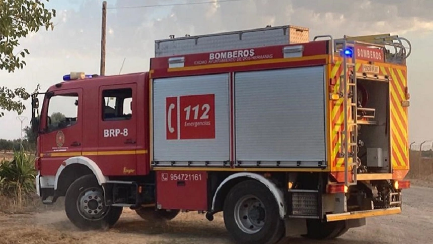 Casi 80 personas desalojadas de un centro de mayores por el incendio de un almacén en Cantillana