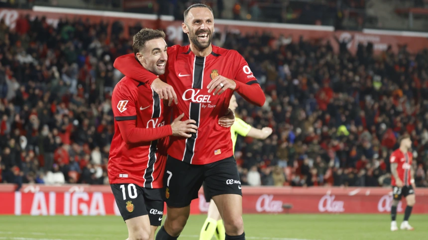 Muriqi y Sergi Darder celebran el gol del Mallorca frente al Sevilla