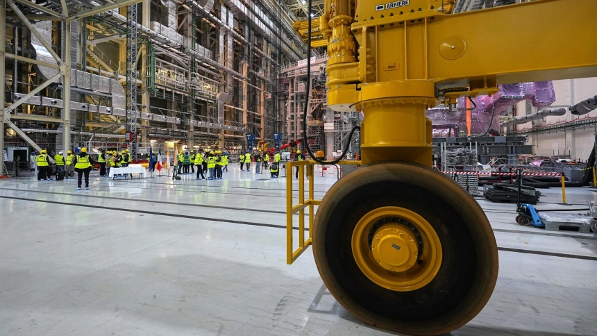Los periodistas esperan la visita del presidente francés y el primer ministro indio al ITER (Reactor Termonuclear Experimental Internacional) en Saint-Paul-les-Durance, en el sur de Francia.