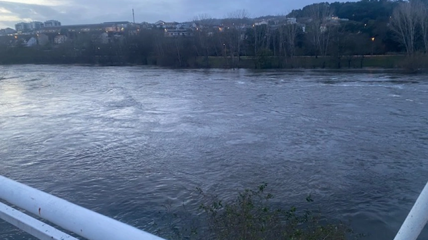 El río Miño anega paseos fluviales y zonas termales como las pozas públicas de A Chavasqueira o el Muiño das Veigas