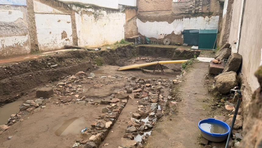 Una excavación en Mérida saca a la luz una vía romana y una necrópolis cristiana