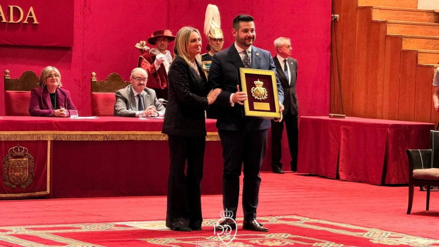 Emilio Martín, Hermano Mayor de la Sacramental del Sagrario recoge la Granada de Oro que le entrega Marifrán Carazo, Alcaldesa de Granada