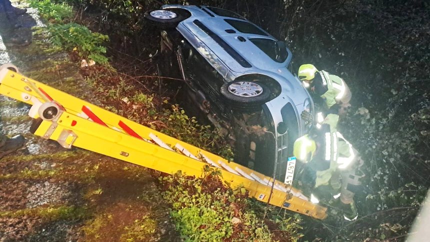 Rescatan a un conductor atrapado tras caer con su furgoneta por un terraplén en Villafranca del Bierzo