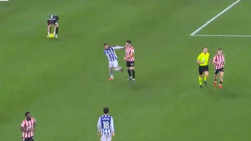 Roja a Brais Méndez por un manotazo a Paredes