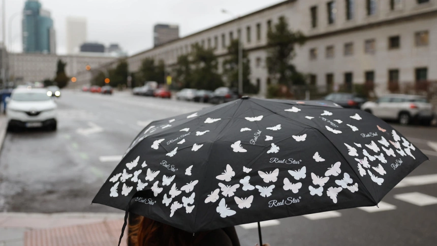 Una mujer se protege de la lluvia