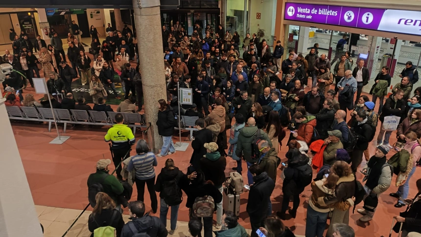 La estación de Ciudad Real amanece congestionada por grandes retrasos en los trenes